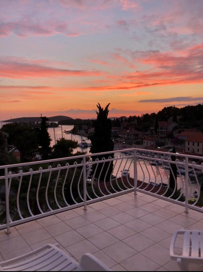 Apartment In Maslinica 70M From The Sea Luaran gambar