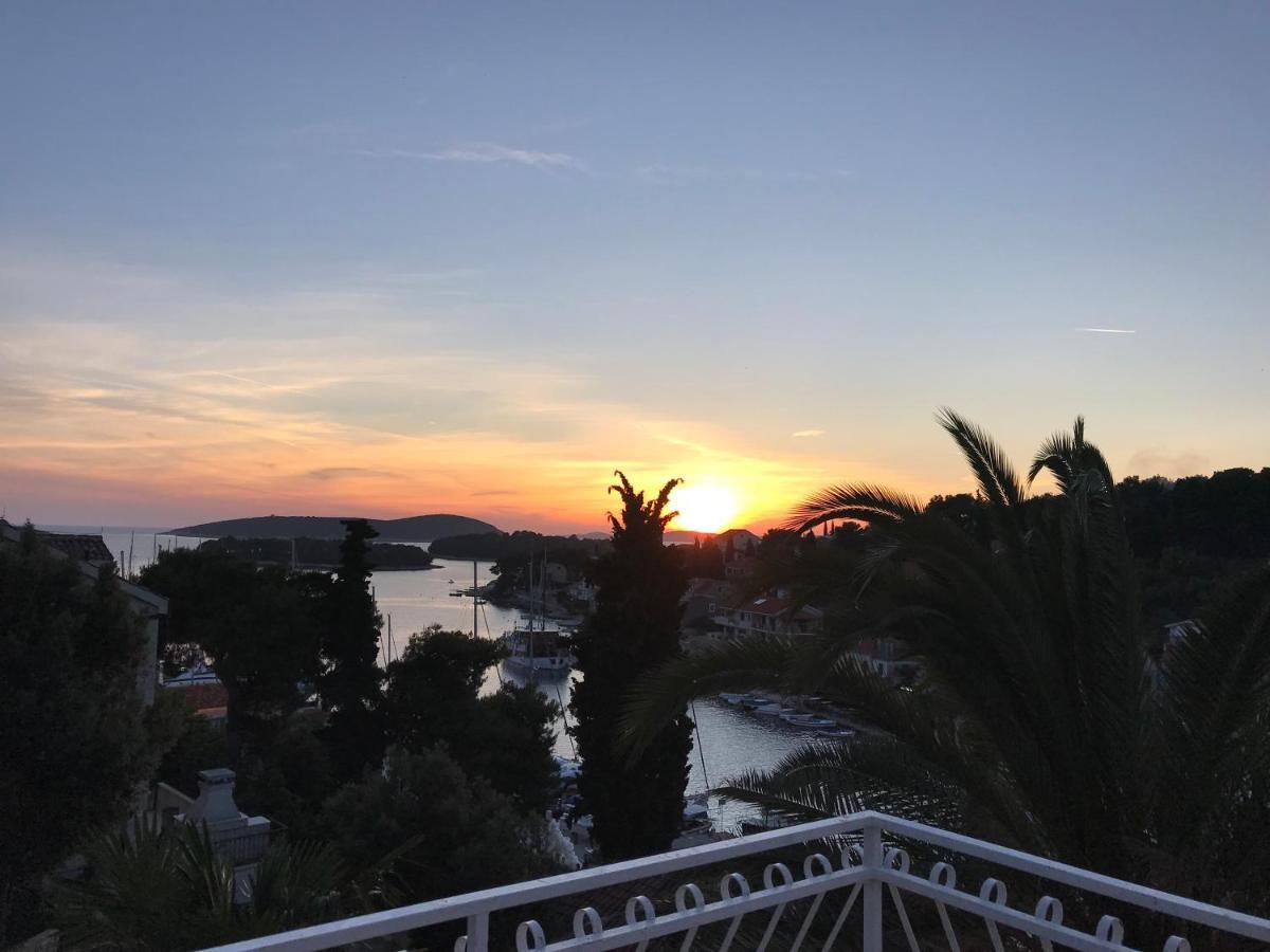 Apartment In Maslinica 70M From The Sea Luaran gambar