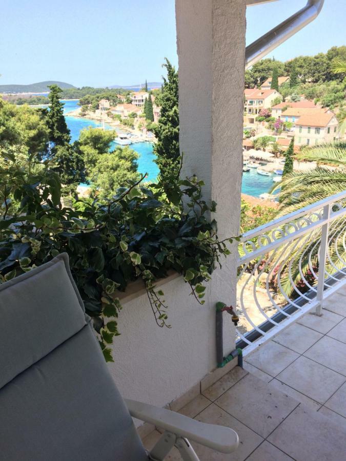 Apartment In Maslinica 70M From The Sea Luaran gambar