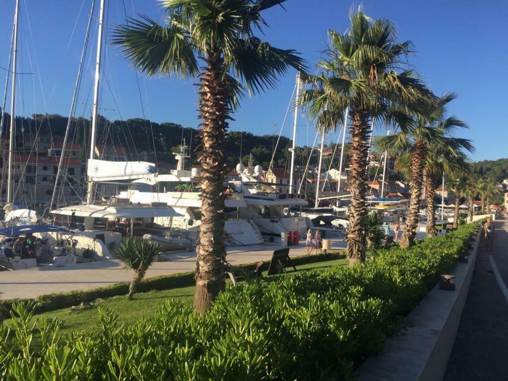 Apartment In Maslinica 70M From The Sea Luaran gambar