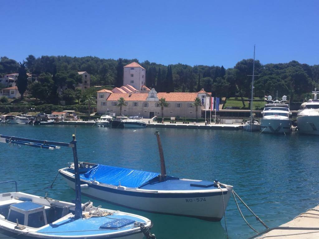 Apartment In Maslinica 70M From The Sea Luaran gambar