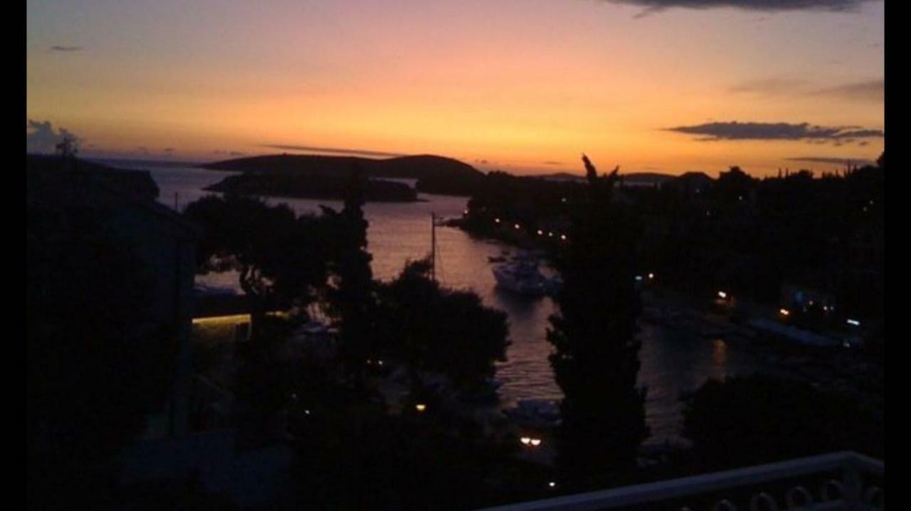 Apartment In Maslinica 70M From The Sea Luaran gambar