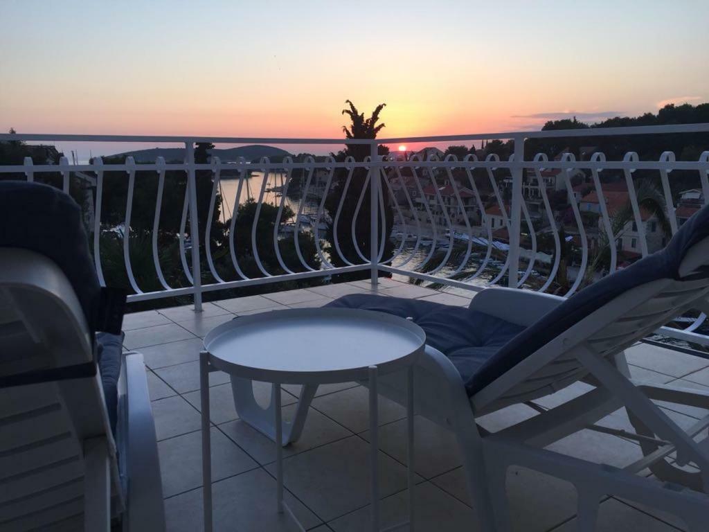 Apartment In Maslinica 70M From The Sea Luaran gambar
